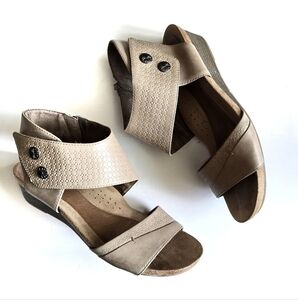 Cobb Hill by Rockport Hollywood 2 Piece Cuff Open Toe Wedge Sandals Khaki Sz 10